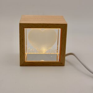 Lasergravierter Kristallwürfel 40x40x40mm mit LED-Holzbasis – „Ich liebe Dich“ mit Herz