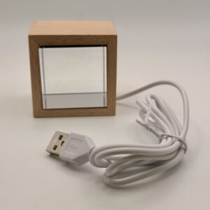 Personalisierter, Lasergravierter Kristallwürfel 40x40x40mm mit LED-Holzbasis