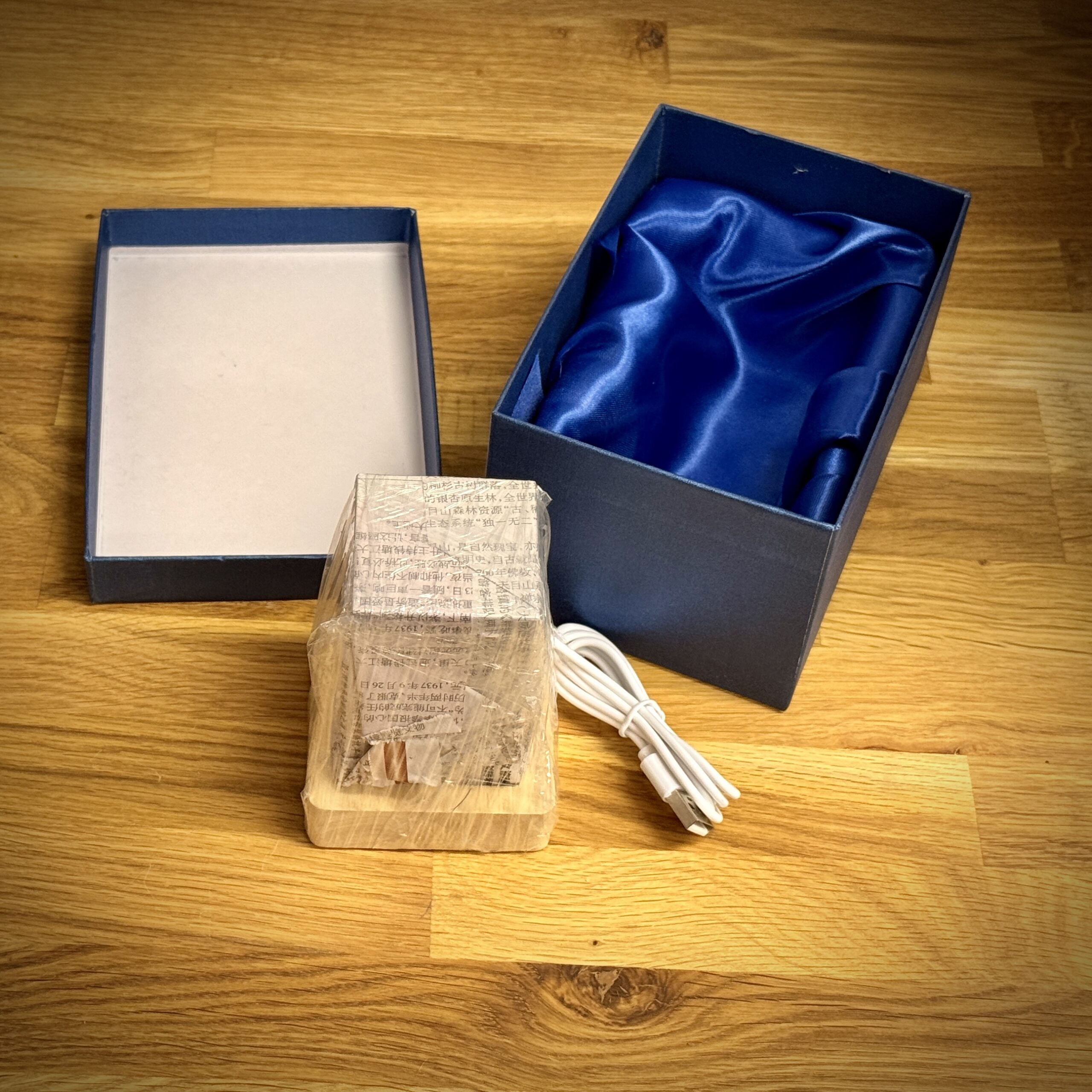 K9 Kristallblock Rohling 5*5*8cm mit LED-Holzbasis – für Lasergravur, Geschenkbox blau