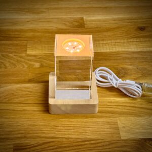 K9 Kristallblock Rohling 5*5*8cm mit LED-Holzbasis – für Lasergravur