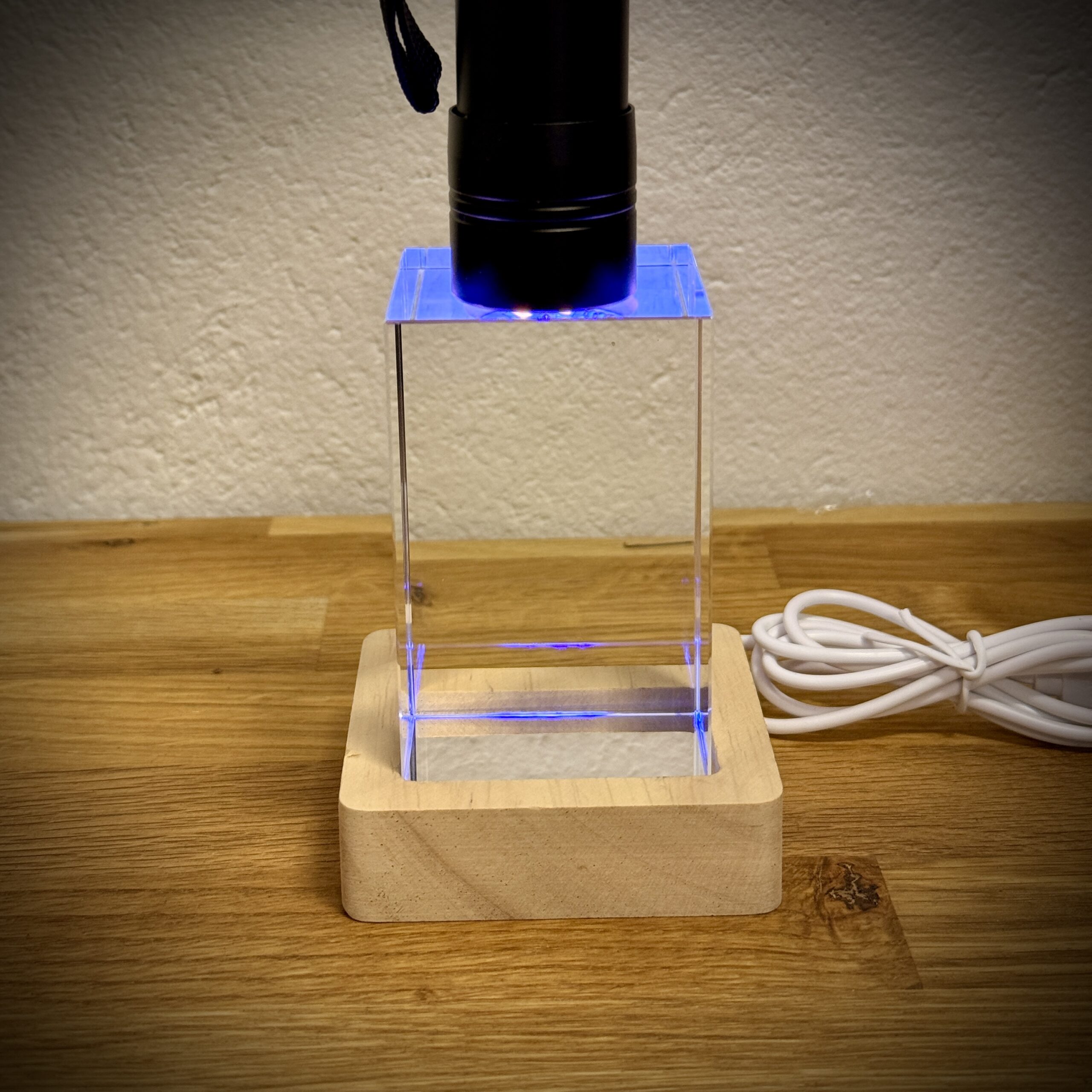 K9 Kristallblock Rohling 5*5*8cm mit LED-Holzbasis – für Lasergravur